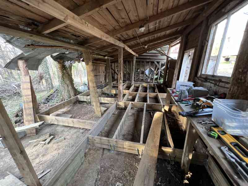 So the chicken coop is getting along. However the rainy days held us back. But we finished step 1) secure the roof, step 2) remove rotten wood, step 3) framing…