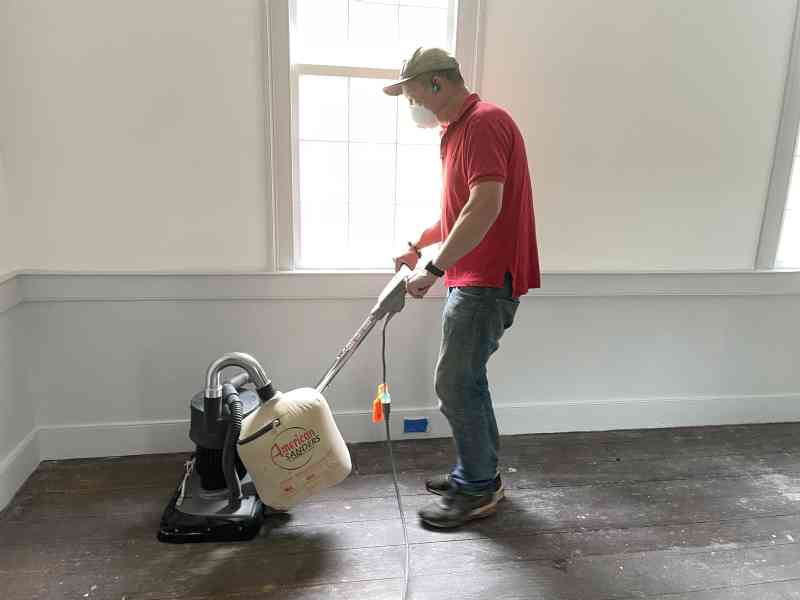 Today en tomorrow we are sanding the floors in the back house and some floors in the front house. Some of the floors are almost 200 years old, but they are still…