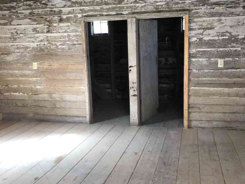 Since last Monday we have been clearing out 5 of the 6 sheds and 2 garages. A lot of rotten wood, an old suitcase, a couple of wooden crates, a lot of reusable…
