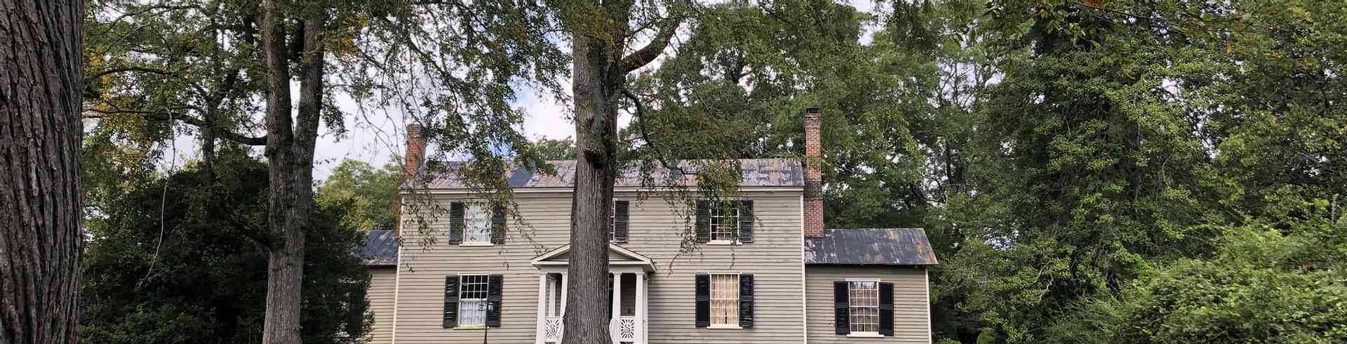 The Sunnyside Sisters Bed and Breakfast / Clarksville VA / The right side after removing bush ‘hulst’