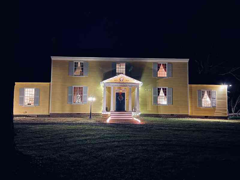 With Christmas lights all around the entrance we began dressing up the B&B. 
Because it's the first time we do this here, it takes some figuring out. We do like…