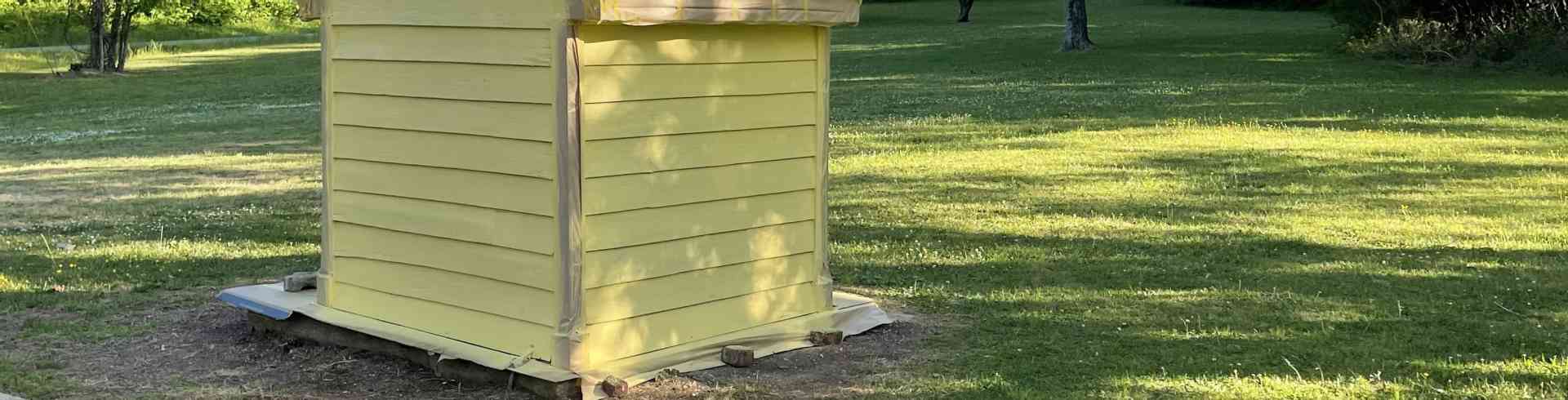 The Sunnyside Sisters Bed and Breakfast / Clarksville VA / Watet well painted roof included