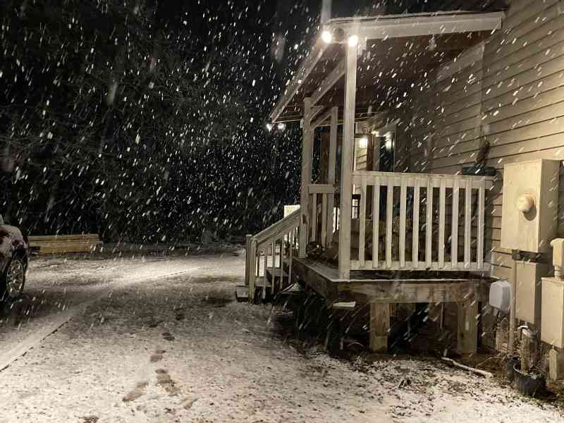 When I got up early in the morning because Jessie had to do her 'thing' in the yard, it snowed big time! So I even went outside to make some pictures. Took…