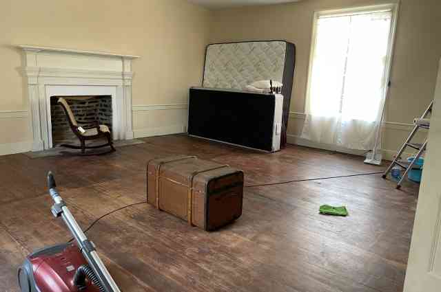 The Sunnyside Sisters Bed and Breakfast / Clarksville VA / Cleaning guest room