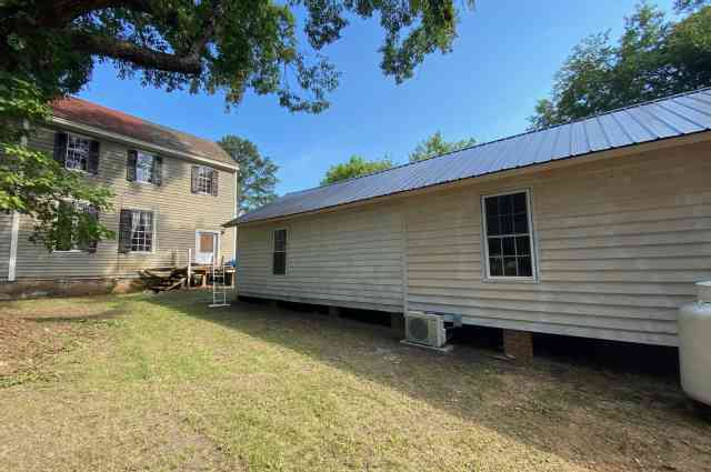 The Sunnyside Sisters Bed and Breakfast / Clarksville VA / Right side
