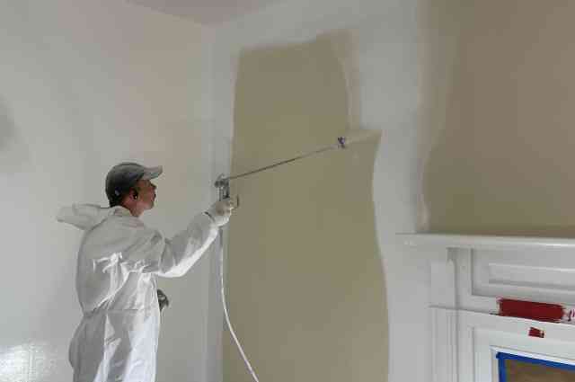 The Sunnyside Sisters Bed and Breakfast / Clarksville VA / Spray paint room nr 1