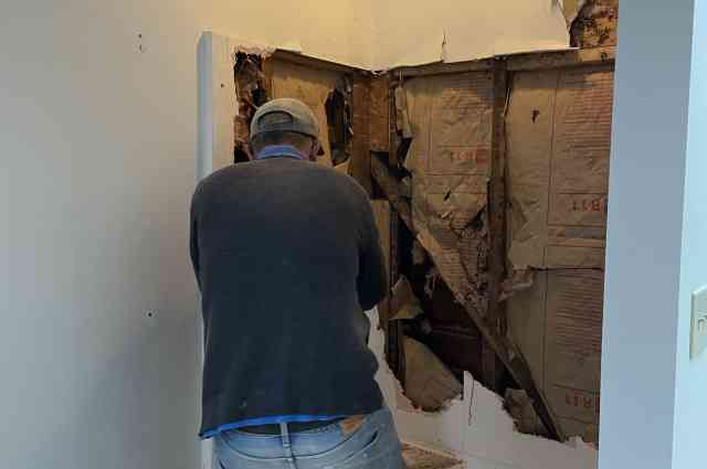The Sunnyside Sisters Bed and Breakfast / Clarksville VA / M getting the shower out