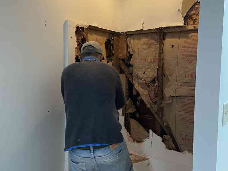 Next week we will start with the plumbing. And so a couple of things, like an old bathroom were waiting to be completly tear down. And that's what we did today.…