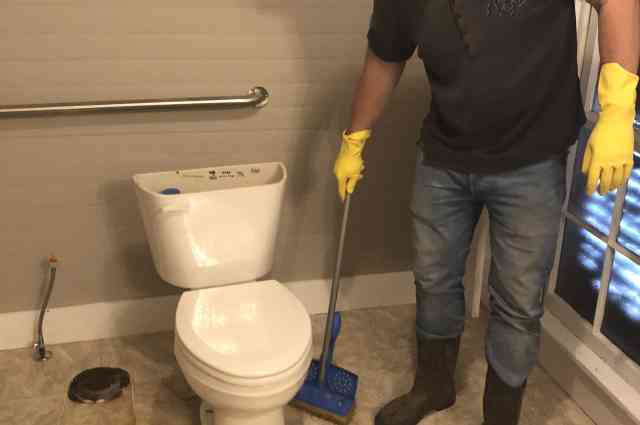 The Sunnyside Sisters Bed and Breakfast / Clarksville VA / Dirty yes but M tries to keep it clean any way💪