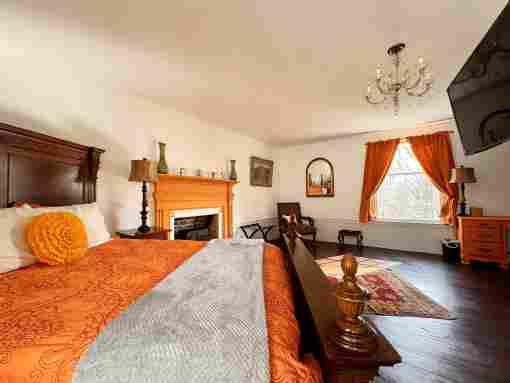 Sunnyside Sisters B&B / Clarksville VA / Miss Bella Suite