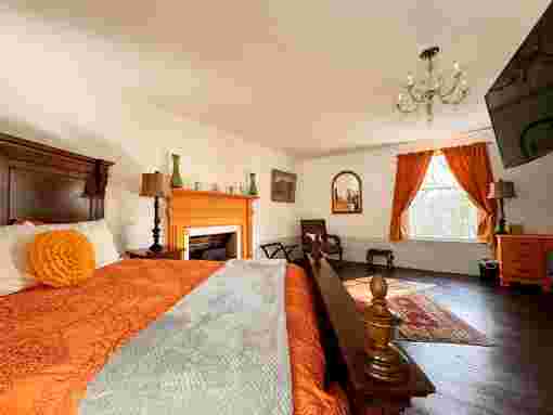 Sunnyside Sisters B&B / Clarksville VA / Miss Bella Suite