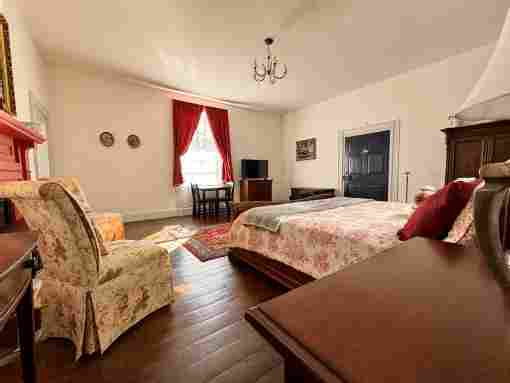 Sunnyside Sisters B&B / Clarksville VA / The ‘Old’ Miss Suite