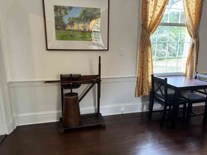 We love auctions, specially auction with lots of old, historical, stuff. So at one of our last auctions we bought an old butter churn. At one time the Sunnyside…