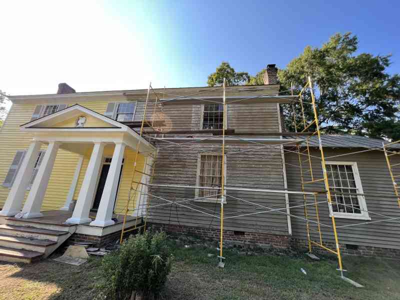 We have been working hard on the front of the B&B, all scraping and sanding is done.
Eveline learned how to glaze the windows and I spray painted the last…