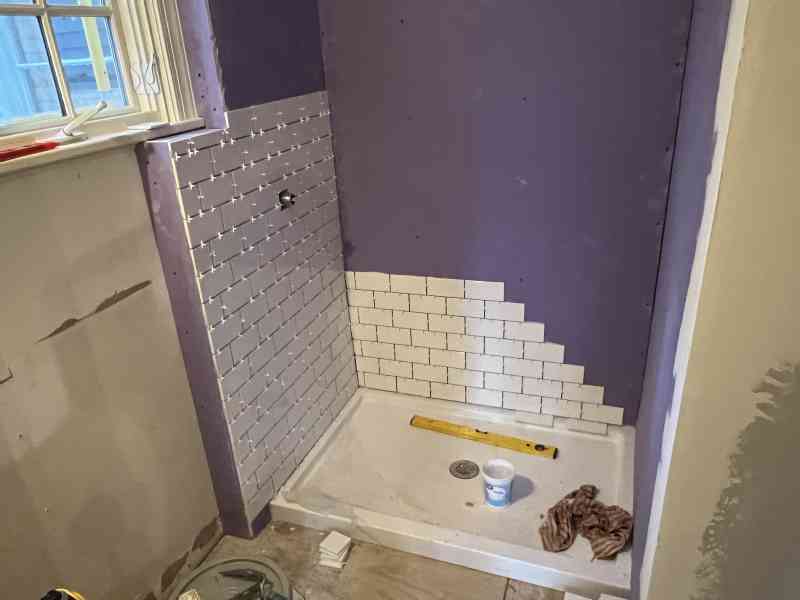 With allmost all the bathrooms(5x) sheetrocked, tiling of the showers can start. Subway tiles, a lot of them! are going to be tiled by Martijn all the way up to…