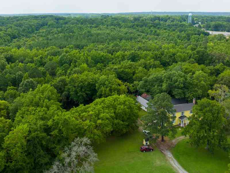 Discover the charm of Sunnyside Sisters Bed and Breakfast in Clarksville, VA, near the North Carolina border, with cozy accommodations and a delightful Dutch touch.